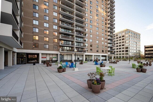 Building Photo - 3800 Fairfax Dr