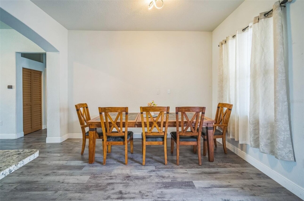 Building Photo - 10517 Camelia Dr