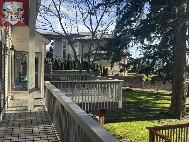 Building Photo - Amazing Furnished 4 bedroom home