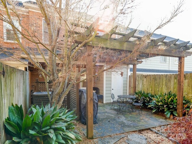 Building Photo - 527 Hawthorne Ln