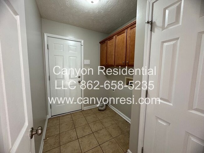 Building Photo - 105 Scaley Bark Dr