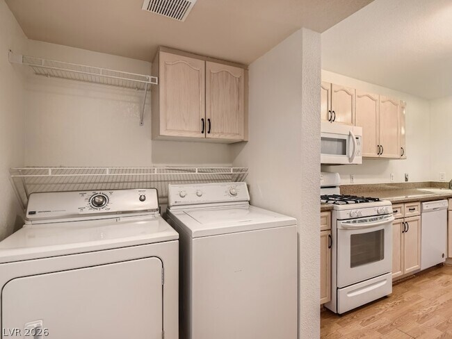 Building Photo - 1045 Grammy Dr