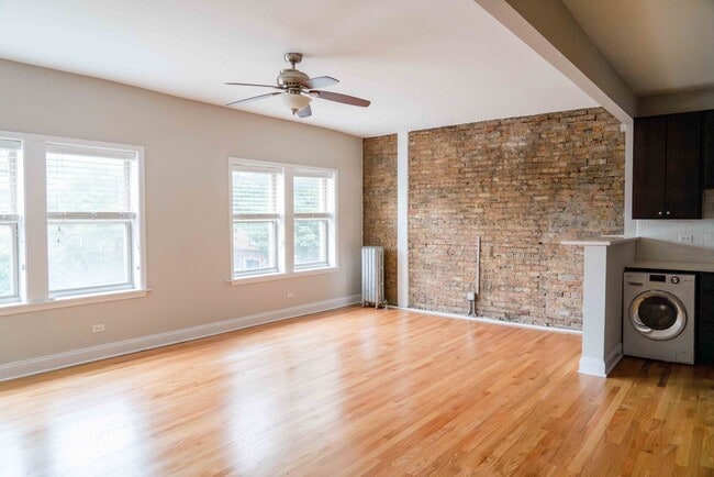 Building Photo - Ravenswood Manor - 2 Bed / 1 Bath - Heat I...