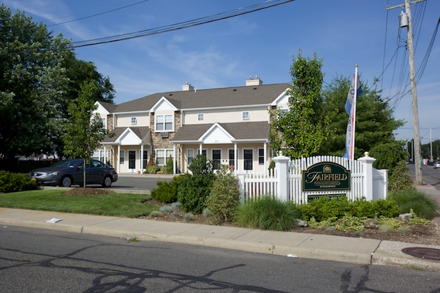 Great Farmingdale Location - Fairfield Courtyard North At Farmingdale