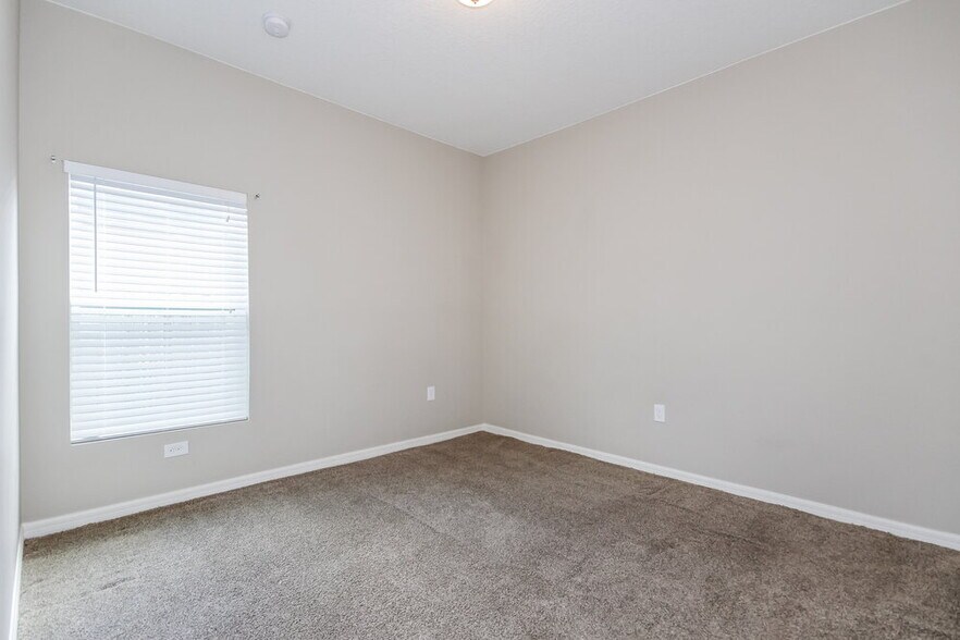 Building Photo - 6870 Glenbrook Dr