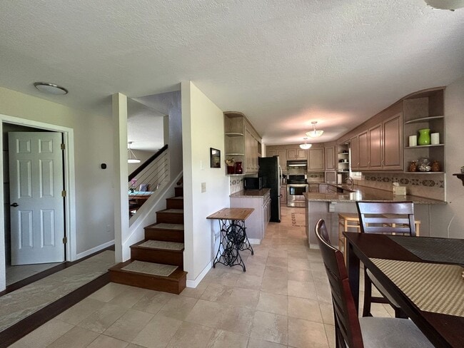 Building Photo - Breathe Taking Views with this 4 bed 3.5 bath home!