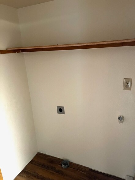 Building Photo - 2243 Poplar Dr