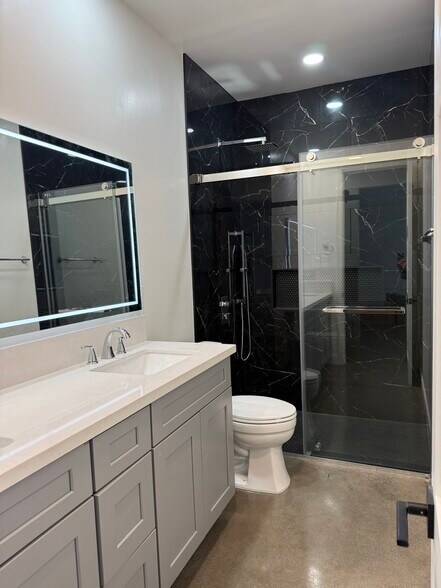 Building Photo - 4066 Hickory Ln