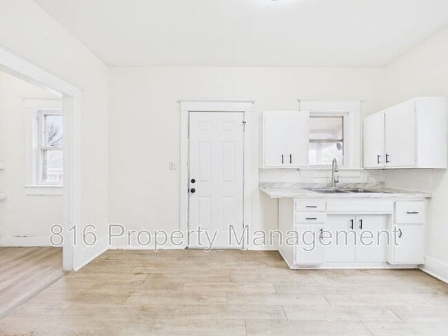 Building Photo - 411 Main St