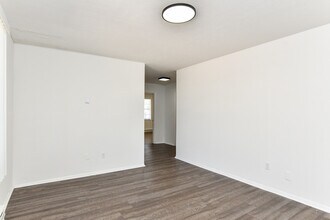 Building Photo - 405 Lily St