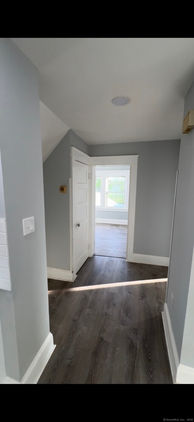 Building Photo - 95 New Canaan Ave