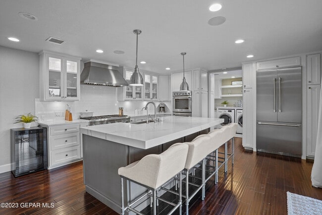 Building Photo - 413 Hollydale Dr