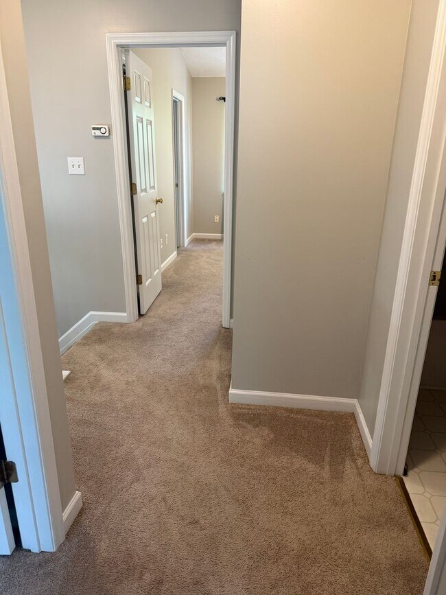 Building Photo - Well Maintained 3 Bedroom Townhome - Neigh...