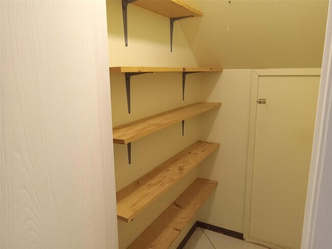 Building Photo - 910 E Meadowmere Ln