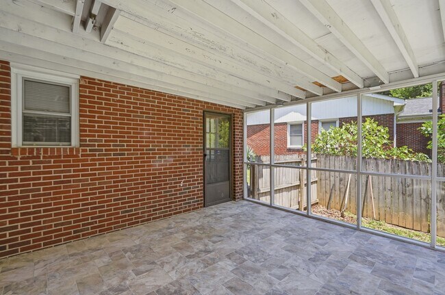 Building Photo - Move-in Ready 3 Bedroom Ranch Home in Eastway Park