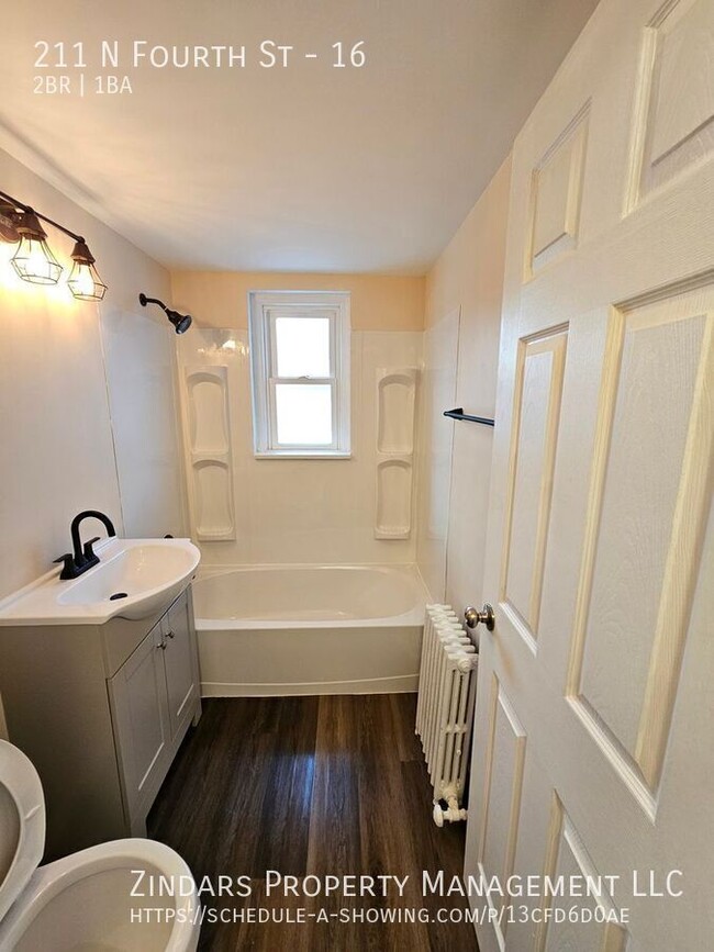 Building Photo - Newly Renovated 2 bed 1 bath Apartment in ...