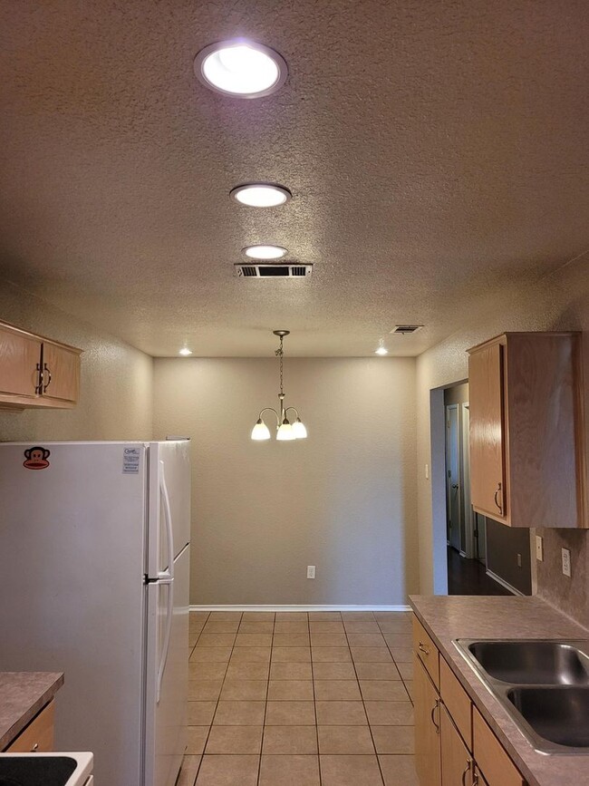 Building Photo - 2805 Alma Dr