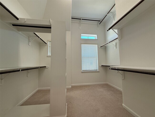 Building Photo - 2018 Royal Landing Dr