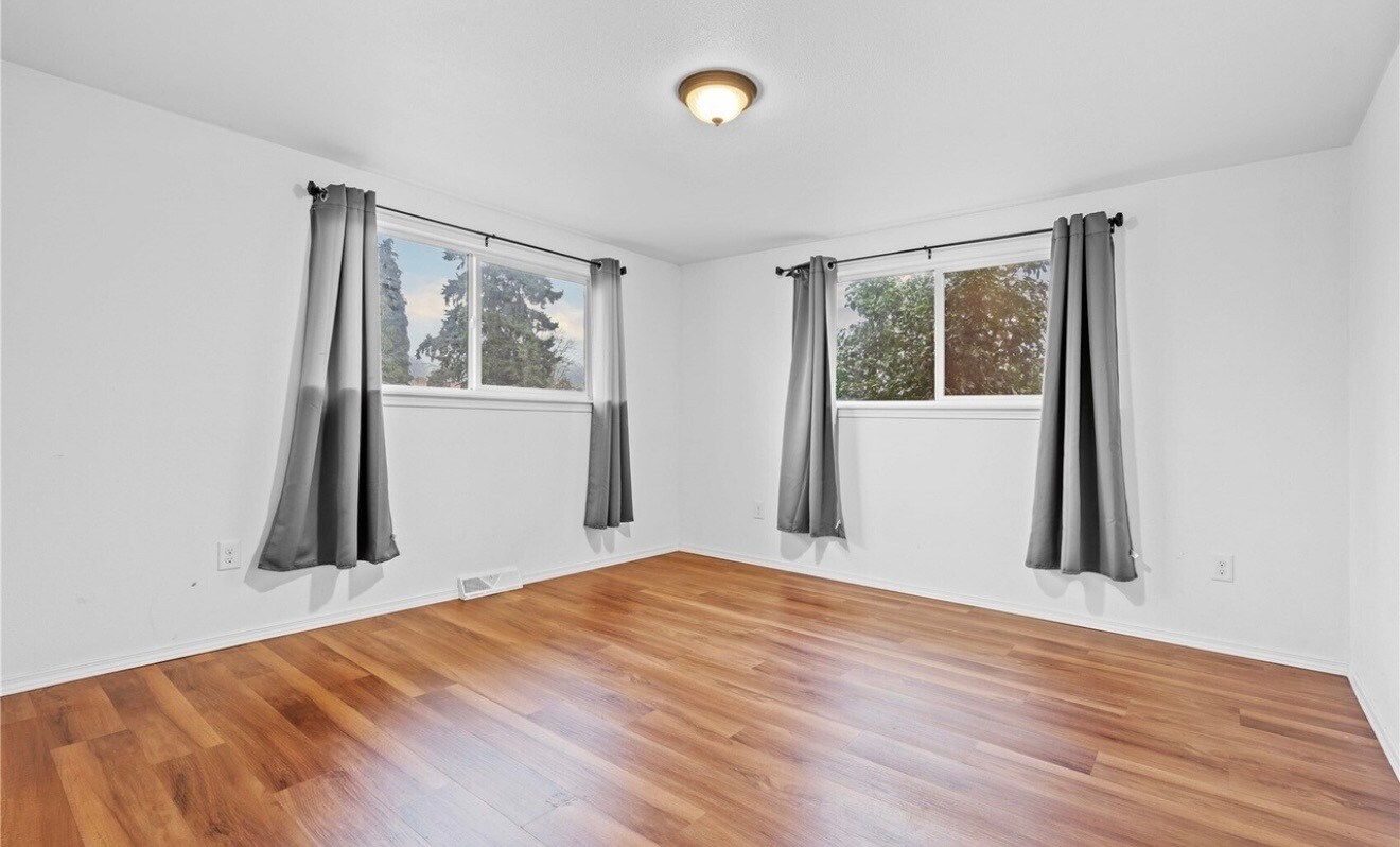 Building Photo - 616 117th St S