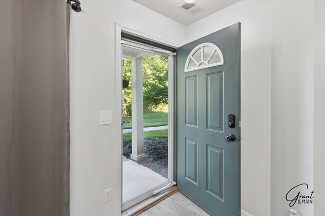 Building Photo - 2 bedroom ranch style condo $1650