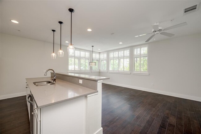 Building Photo - 908 Nueces St