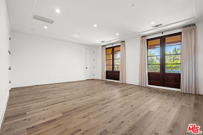 Building Photo - 305 N Palm Dr