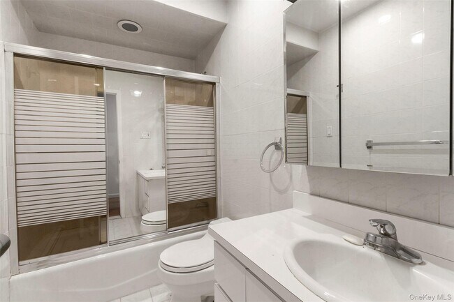 Building Photo - 6 Regina Pl