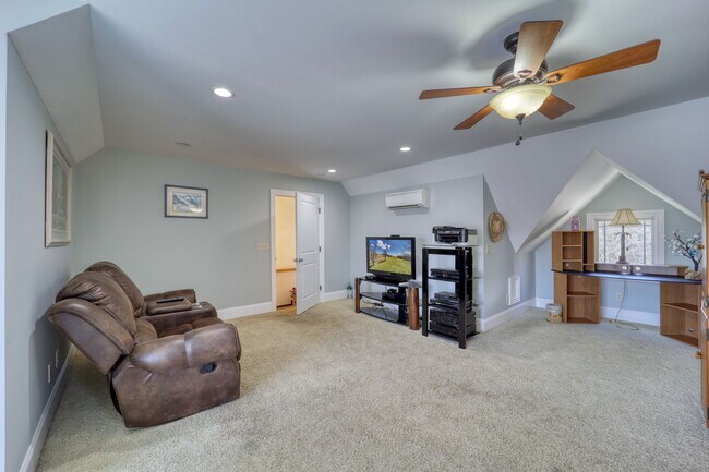 Building Photo - 137 N Ridge Ln