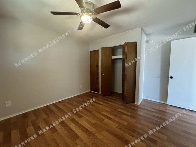 Building Photo - $1,400 Steal! Cozy 2-Bedroom Home in the H...