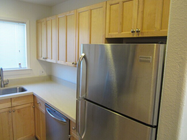 Building Photo - 138 Rainbow Ct
