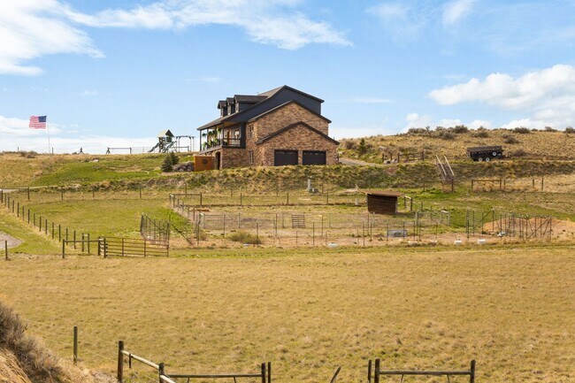 Building Photo - Spacious 6-bedroom, 4.5-bathroom home is i...