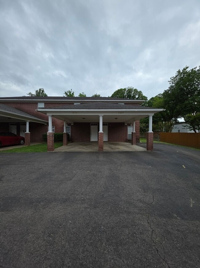 Building Photo - 2635-2635 W C St