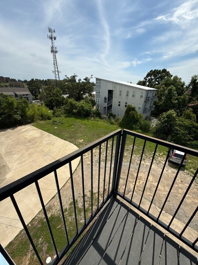 Building Photo - 2 bedroom/3 bath Townhome with extra room/...