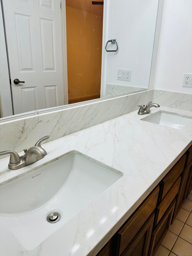 Building Photo - 1449 E Highland Ave