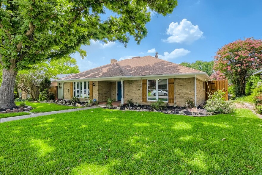 Building Photo - Sensational Prestonwood home with outdoor pool & cabana