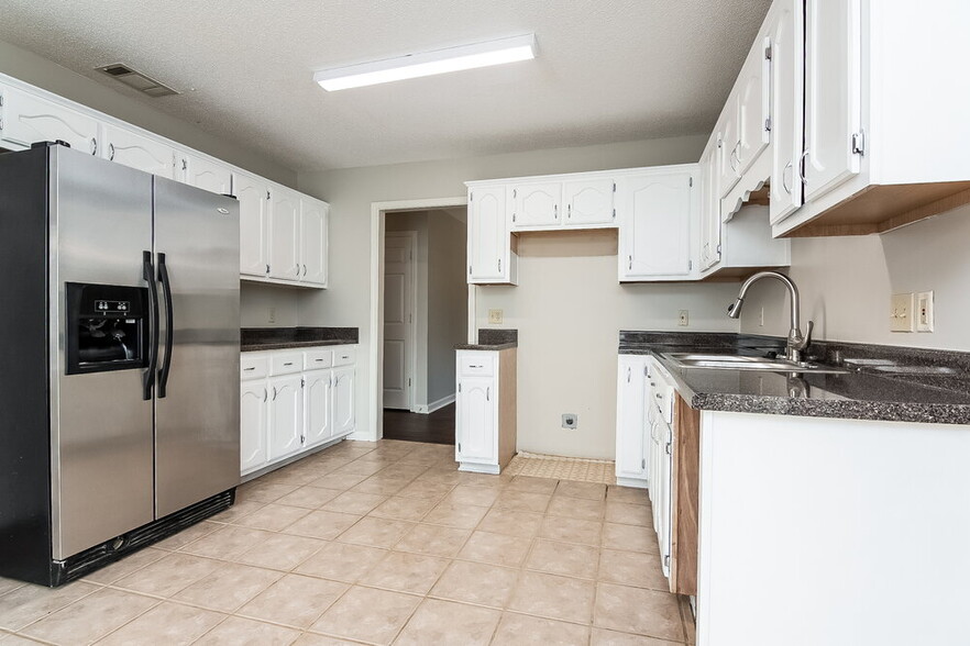 Building Photo - 9785 Kingsridge Dr