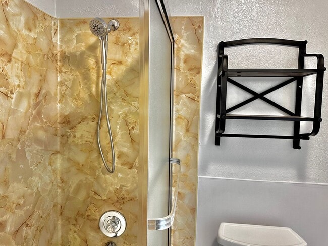 Building Photo - Newly Remodeled Top-Floor Duplex w/ Lake a...