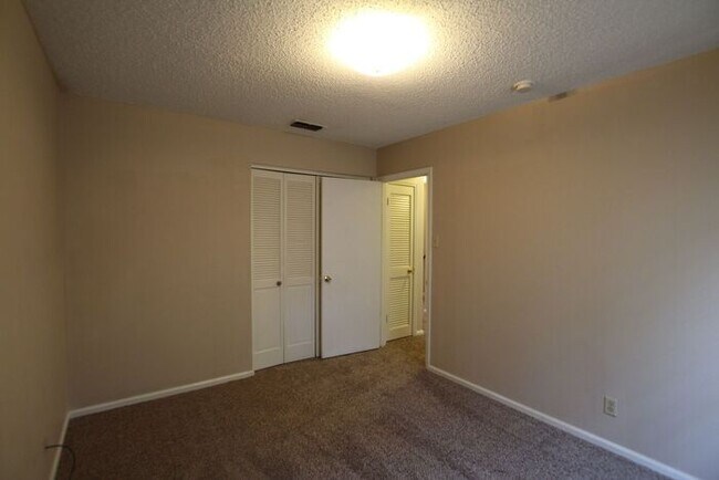 Building Photo - Beautiful 3 Bedroom, 2.5 Bath Townhome in ...