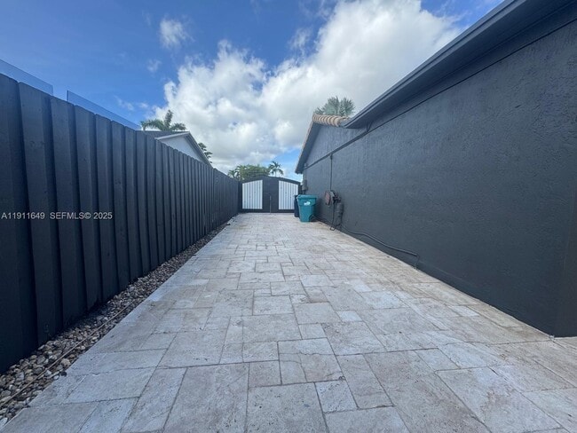 Building Photo - 6905 SW 148th Ct