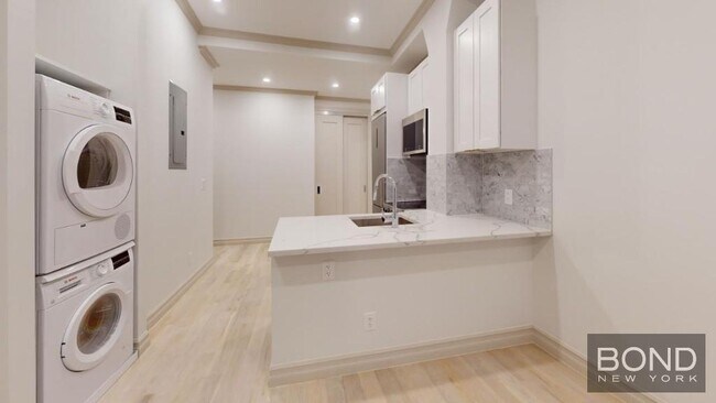 Building Photo - 250 W 91st St