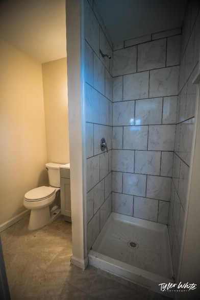 Building Photo - 542 W Maple Ave