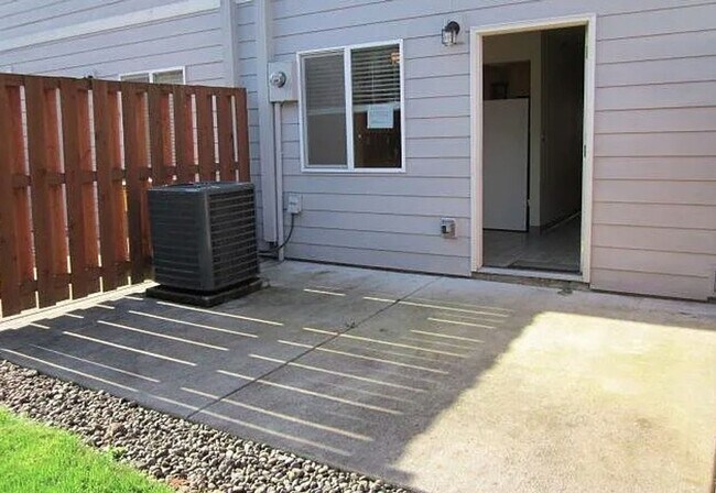 Building Photo - 2 BD Washougal Townhome with Private Backyard