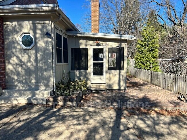 Building Photo - 127 College Cir