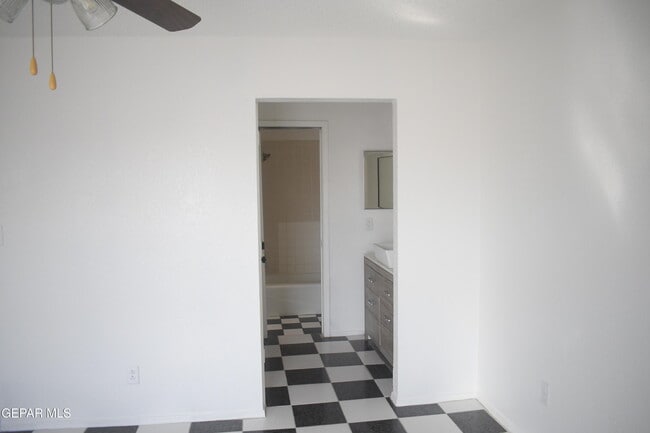 Building Photo - 3545 E Glen Dr