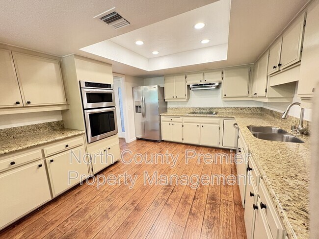 Building Photo - 2420 Torrey Pines Rd