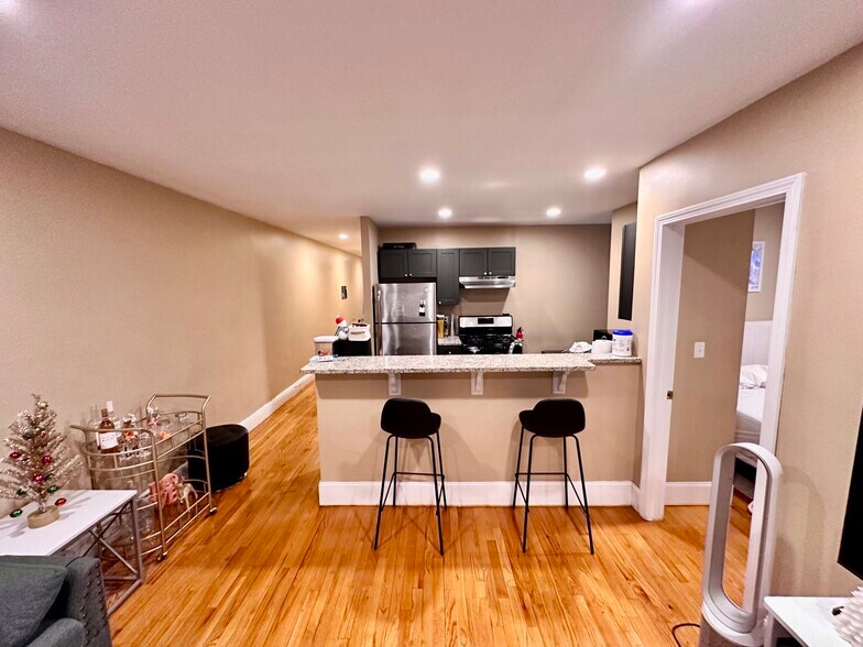 Building Photo - 56 Egmont St