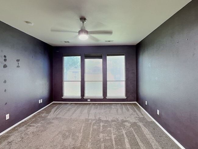 Building Photo - READY FOR MOVE IN NOW!