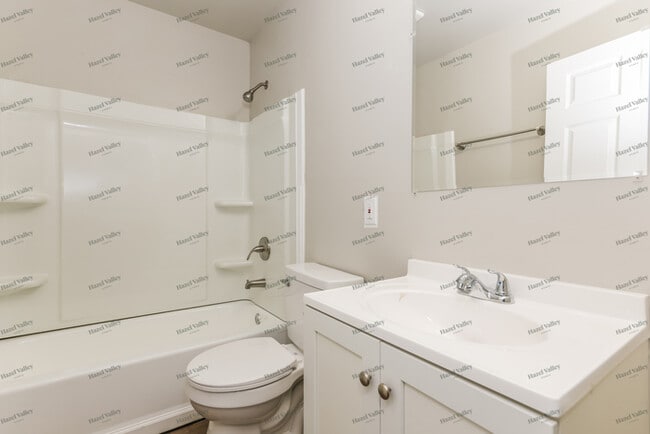 Building Photo - 869 S Maple Ave