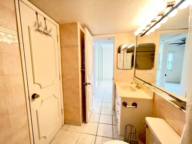 Building Photo - 1069 Hillsboro Mile