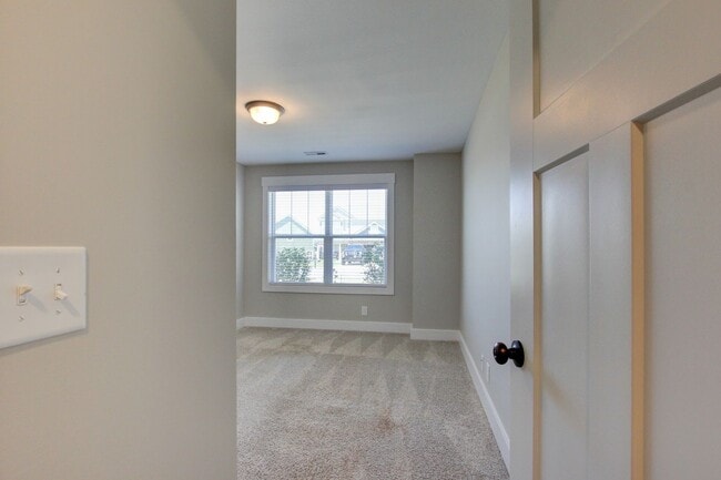 Building Photo - Fresh and Clean 3 bed/2 bath minutes from Exit 8.  Show Stopper!